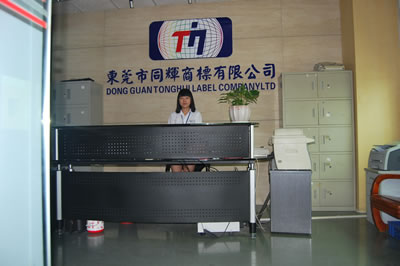 服裝吊牌供應(yīng)商為你講解服裝吊牌制作、印刷流程。